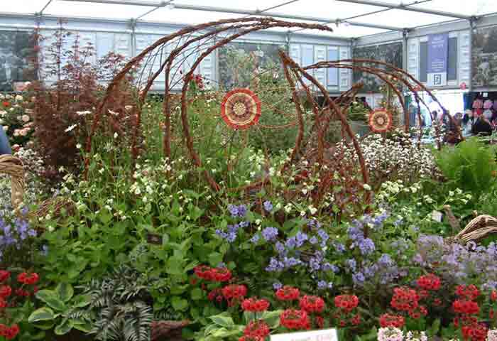 Willow sculpture of screens at chelsea flower show